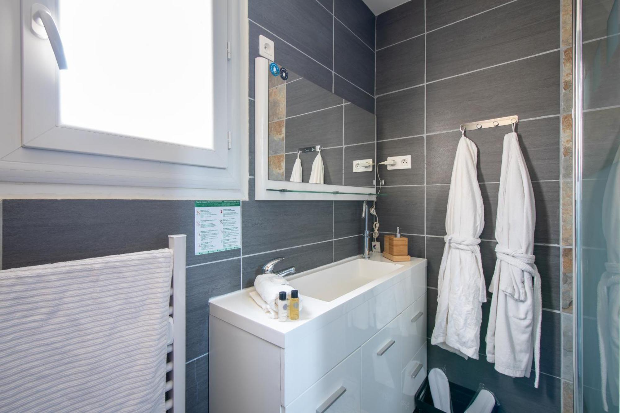 Guesthouse La Costiere - Logements Independants - Espace Piscine Jacuzzi 吕内尔 外观 照片