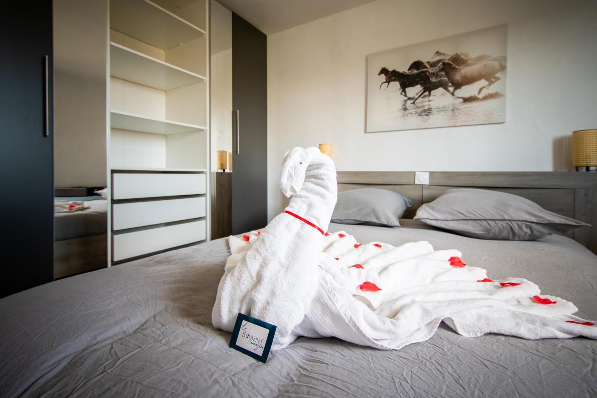 Guesthouse La Costiere - Logements Independants - Espace Piscine Jacuzzi 吕内尔 外观 照片